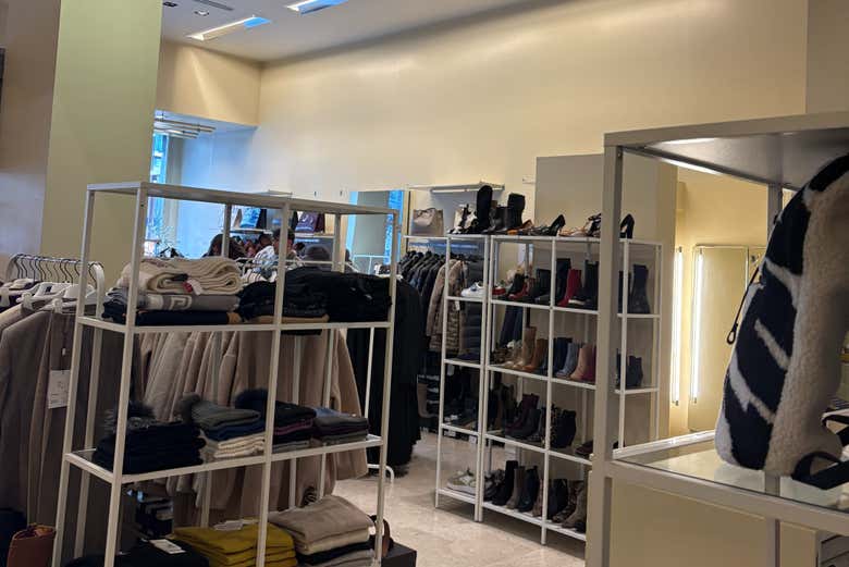 Look for clothes with help from a personal shopper!