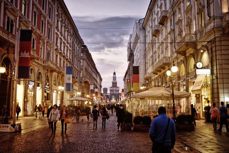 Walk through Milan as night falls
